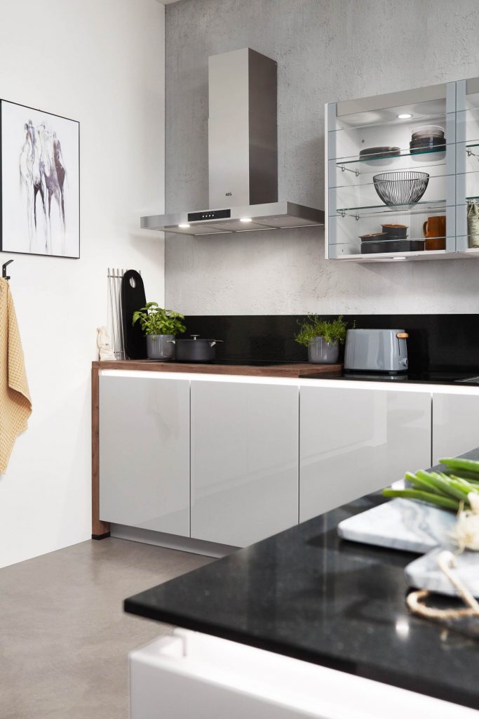Grijze minimalistische keuken met greeplijstverlichting